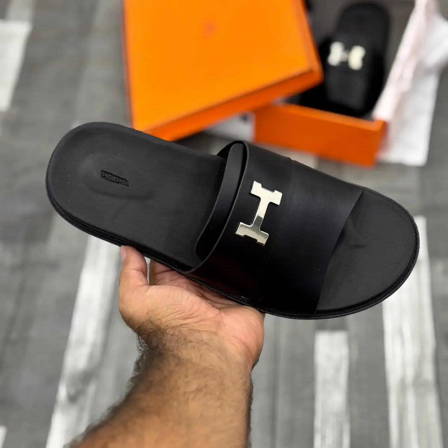 Arles (Black)