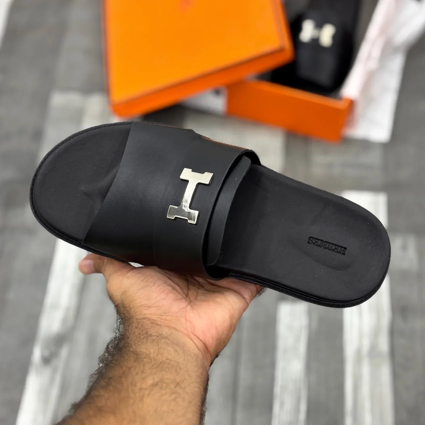 Arles (Black)